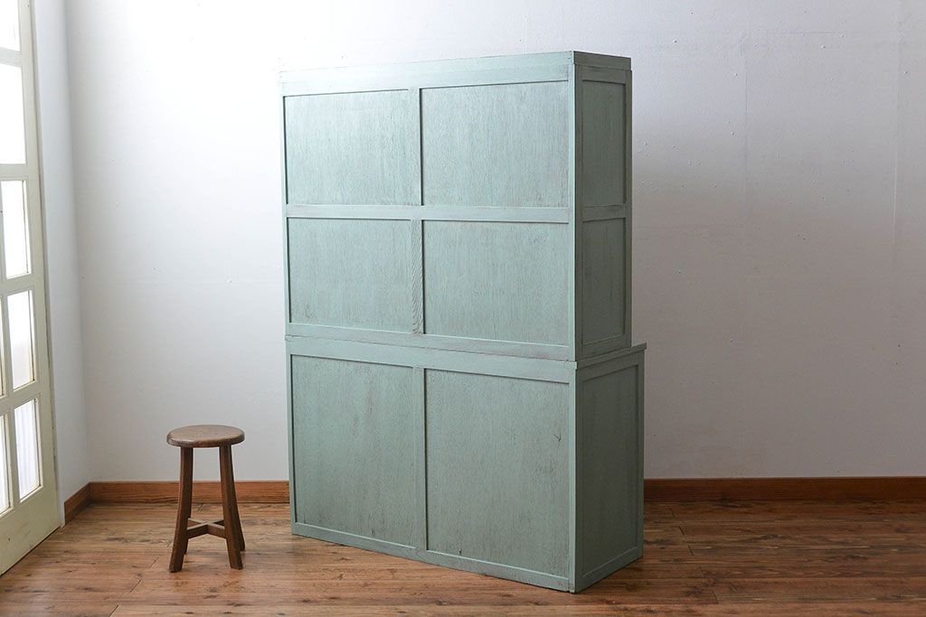 アンティーク家具　アンティークペイント　引き戸付き大きなキッチンキャビネット