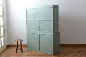 アンティーク家具　アンティークペイント　引き戸付き大きなキッチンキャビネット