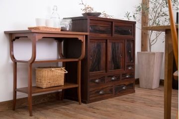 アンティーク家具　イギリスアンティーク　ウォールナット材の上品なサイドテーブル