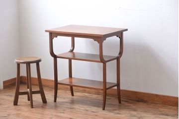 アンティーク家具　イギリスアンティーク　ウォールナット材の上品なサイドテーブル