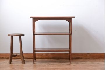 アンティーク家具　イギリスアンティーク　ウォールナット材の上品なサイドテーブル