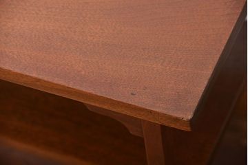 アンティーク家具　イギリスアンティーク　ウォールナット材の上品なサイドテーブル