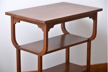 アンティーク家具　イギリスアンティーク　ウォールナット材の上品なサイドテーブル