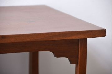 アンティーク家具　イギリスアンティーク　ウォールナット材の上品なサイドテーブル