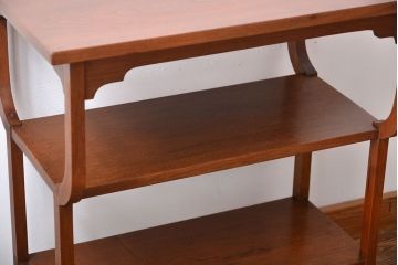 アンティーク家具　イギリスアンティーク　ウォールナット材の上品なサイドテーブル