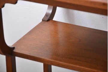 アンティーク家具　イギリスアンティーク　ウォールナット材の上品なサイドテーブル