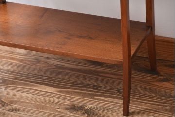 アンティーク家具　イギリスアンティーク　ウォールナット材の上品なサイドテーブル