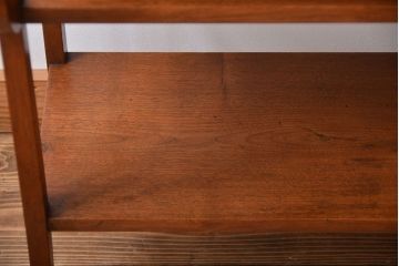 アンティーク家具　イギリスアンティーク　ウォールナット材の上品なサイドテーブル