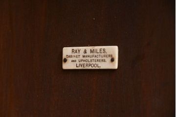 アンティーク家具　イギリスアンティーク　ウォールナット材の上品なサイドテーブル