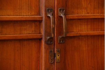 アンティーク家具　和製アンティーク　古い木製の引き戸付き収納棚