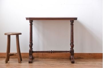 アンティーク家具　イギリスアンティーク　彫刻が美しいウォールナット材のサイドテーブル