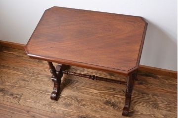 アンティーク家具　イギリスアンティーク　彫刻が美しいウォールナット材のサイドテーブル