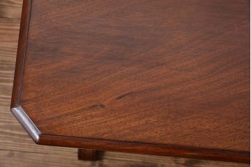 アンティーク家具　イギリスアンティーク　彫刻が美しいウォールナット材のサイドテーブル