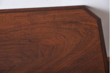 アンティーク家具　イギリスアンティーク　彫刻が美しいウォールナット材のサイドテーブル