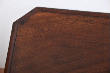 アンティーク家具　イギリスアンティーク　彫刻が美しいウォールナット材のサイドテーブル