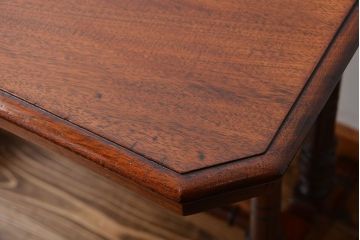 アンティーク家具　イギリスアンティーク　彫刻が美しいウォールナット材のサイドテーブル