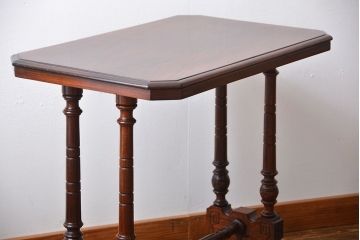 アンティーク家具　イギリスアンティーク　彫刻が美しいウォールナット材のサイドテーブル