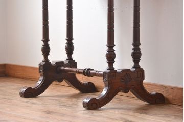 アンティーク家具　イギリスアンティーク　彫刻が美しいウォールナット材のサイドテーブル