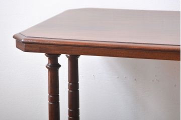 アンティーク家具　イギリスアンティーク　彫刻が美しいウォールナット材のサイドテーブル