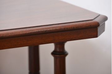 アンティーク家具　イギリスアンティーク　彫刻が美しいウォールナット材のサイドテーブル