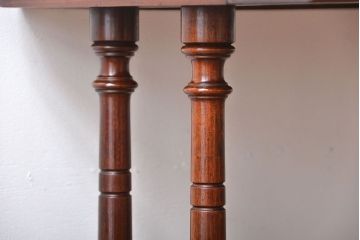 アンティーク家具　イギリスアンティーク　彫刻が美しいウォールナット材のサイドテーブル