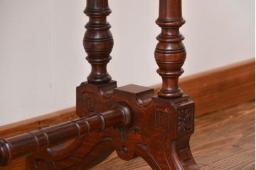 アンティーク家具　イギリスアンティーク　彫刻が美しいウォールナット材のサイドテーブル