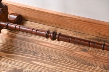 アンティーク家具　イギリスアンティーク　彫刻が美しいウォールナット材のサイドテーブル