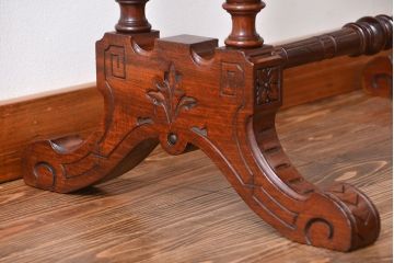 アンティーク家具　イギリスアンティーク　彫刻が美しいウォールナット材のサイドテーブル