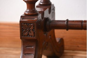 アンティーク家具　イギリスアンティーク　彫刻が美しいウォールナット材のサイドテーブル