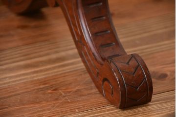 アンティーク家具　イギリスアンティーク　彫刻が美しいウォールナット材のサイドテーブル