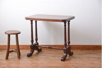 アンティーク家具　イギリスアンティーク　彫刻が美しいウォールナット材のサイドテーブル