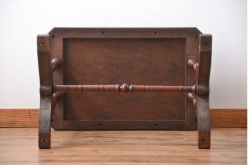 アンティーク家具　イギリスアンティーク　彫刻が美しいウォールナット材のサイドテーブル