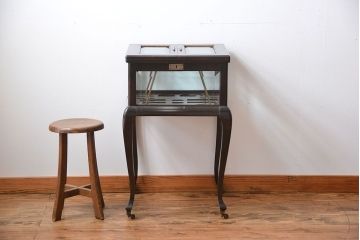 アンティーク雑貨　イギリスアンティーク　おしゃれなショーケース
