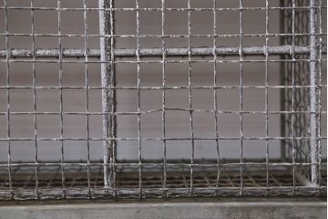 ヴィンテージ家具　イギリスビンテージ　収納籠付き!おしゃれな鉄脚ベンチ(2)