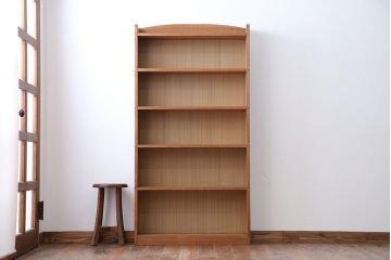 レトロ家具　アンティーク　古い木製のレトロな本棚
