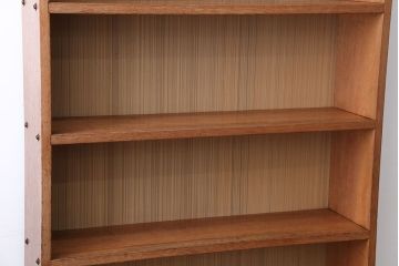 レトロ家具　アンティーク　古い木製のレトロな本棚