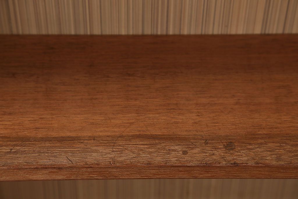 レトロ家具　アンティーク　古い木製のレトロな本棚