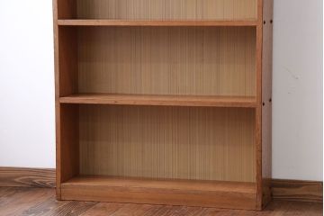 レトロ家具　アンティーク　古い木製のレトロな本棚