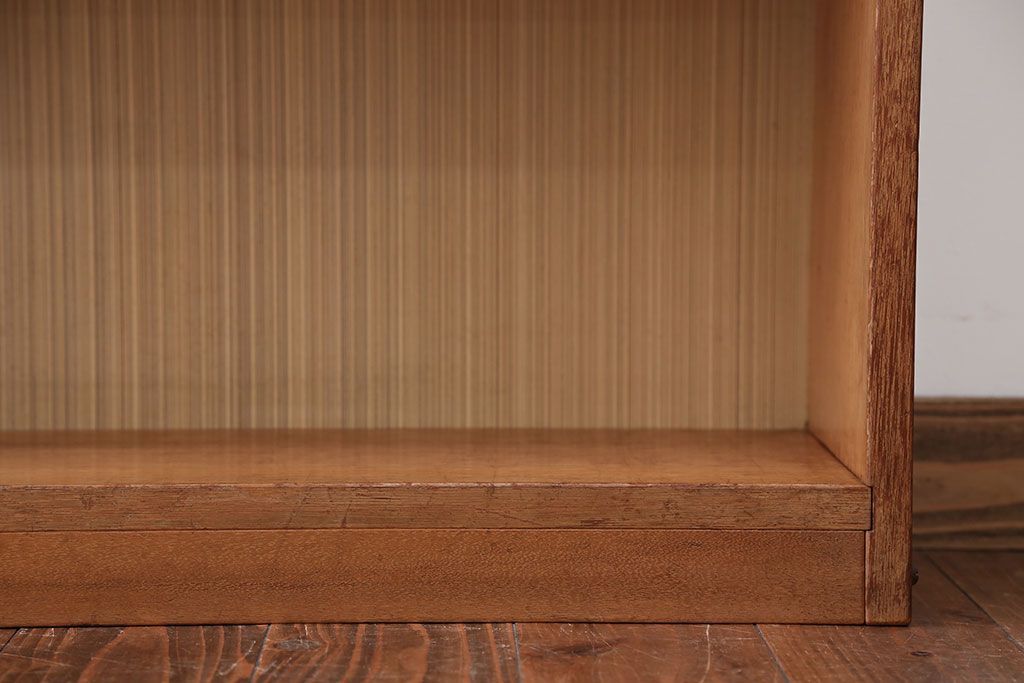 レトロ家具　アンティーク　古い木製のレトロな本棚