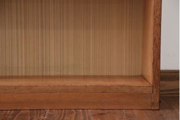 レトロ家具　アンティーク　古い木製のレトロな本棚