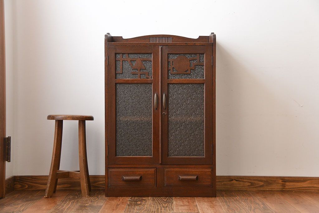 アンティーク家具　和製アンティーク 透かし彫りがモダンなダイヤガラス入り本箱