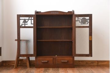 アンティーク家具　和製アンティーク 透かし彫りがモダンなダイヤガラス入り本箱