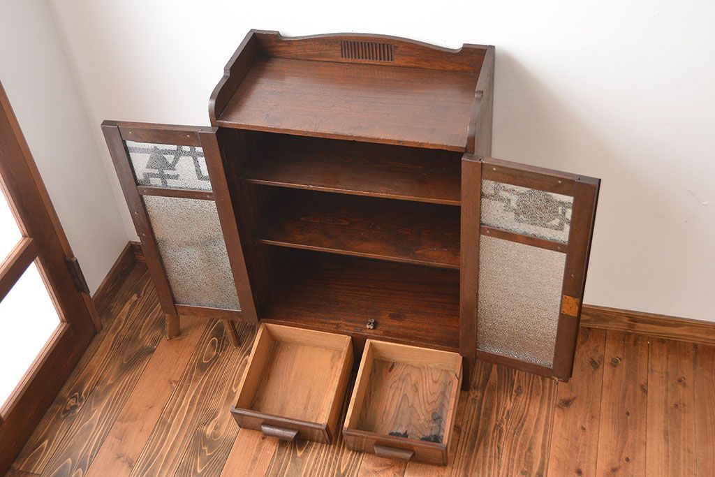 アンティーク家具　和製アンティーク 透かし彫りがモダンなダイヤガラス入り本箱