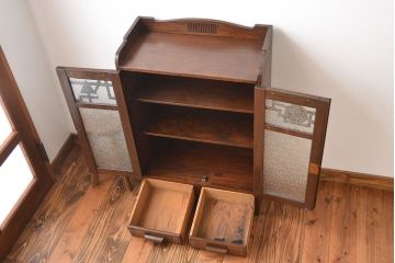 アンティーク家具　和製アンティーク 透かし彫りがモダンなダイヤガラス入り本箱