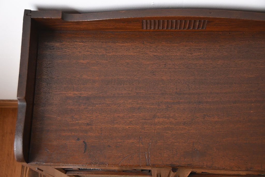 アンティーク家具　和製アンティーク 透かし彫りがモダンなダイヤガラス入り本箱