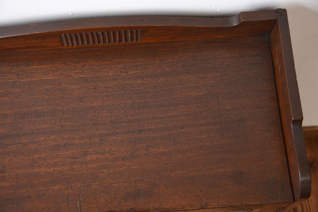 アンティーク家具　和製アンティーク 透かし彫りがモダンなダイヤガラス入り本箱