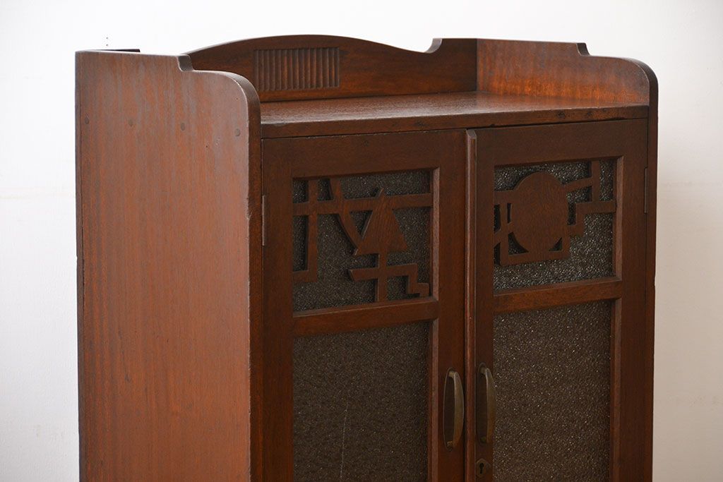 アンティーク家具　和製アンティーク 透かし彫りがモダンなダイヤガラス入り本箱