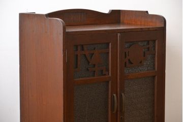 アンティーク家具　和製アンティーク 透かし彫りがモダンなダイヤガラス入り本箱