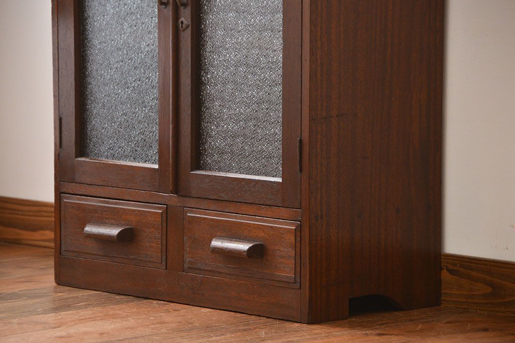 アンティーク家具　和製アンティーク 透かし彫りがモダンなダイヤガラス入り本箱