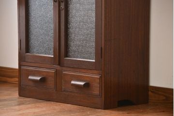 アンティーク家具　和製アンティーク 透かし彫りがモダンなダイヤガラス入り本箱